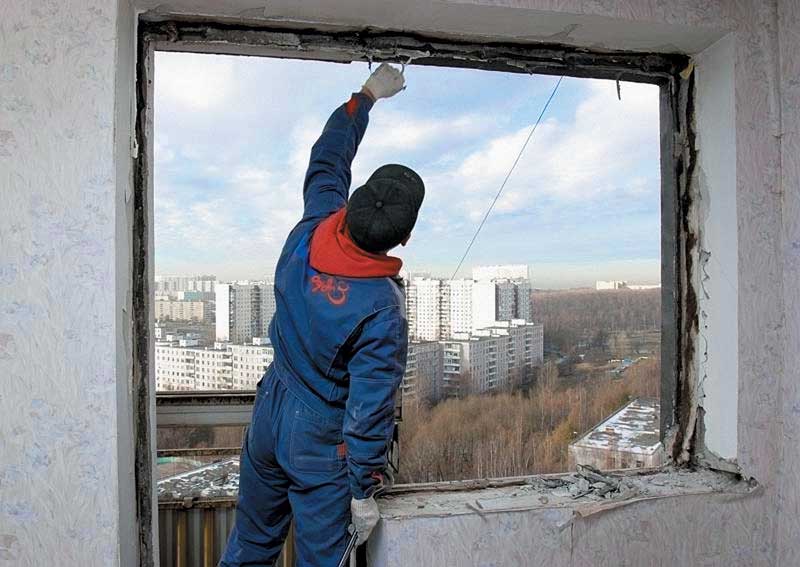Демонтаж старого остекления балкона Подольск